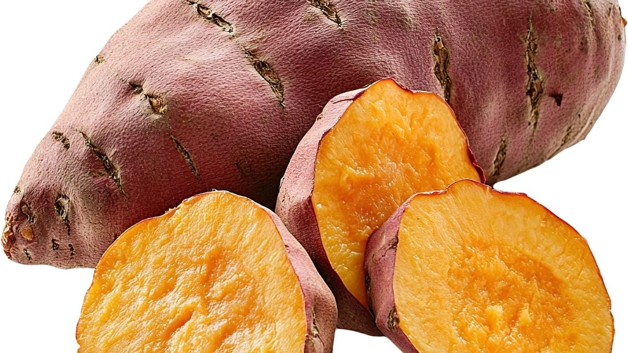 ફૂડ સેફ્ટી એન્ડ સ્ટાન્ડર્ડ્સ ઓથોરિટી ઓફ ઈન્ડિયા (FSSAI) મુજબ, કેટલાક વેપારીઓ શક્કરિયામાં રોડામાઇન B નામનો કૃત્રિમ રંગ ઉમેરે છે. આ રંગ કાપડ, કાગળ અને શાહી માટે વપરાય છે અને માનવ સેવન માટે ખૂબ જ હાનિકારક છે. તે લાંબા ગાળે કેન્સર અને અંગોને નુકસાન પહોંચાડી શકે છે.