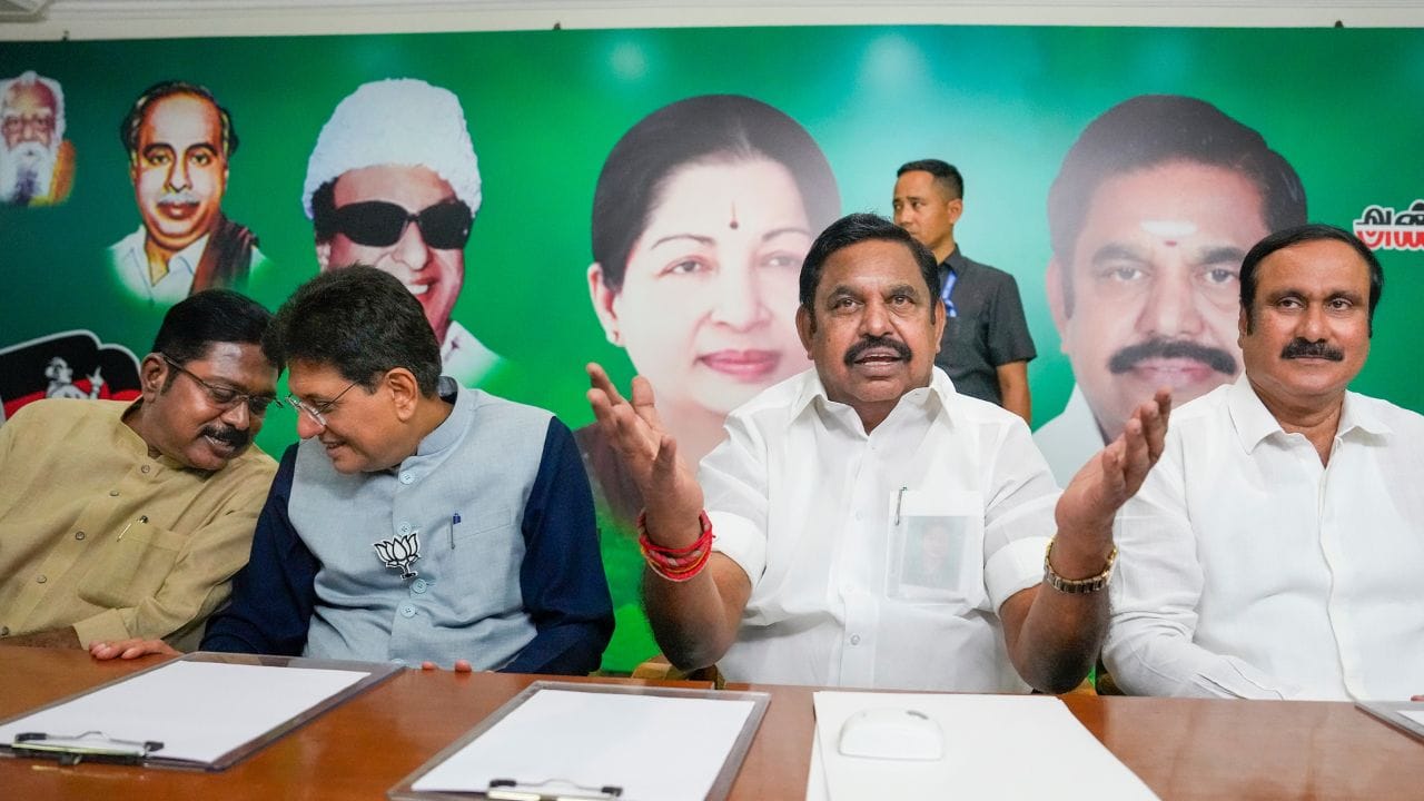 તેઓ 2021ની તમિલનાડુ વિધાનસભા ચૂંટણીમાં કોવિલપટ્ટી વિધાનસભા મતવિસ્તારમાં કદંબુર રાજુથી પોતાની બેઠક જીતવામાં નિષ્ફળ ગયા હતા. (all photo : PTI)