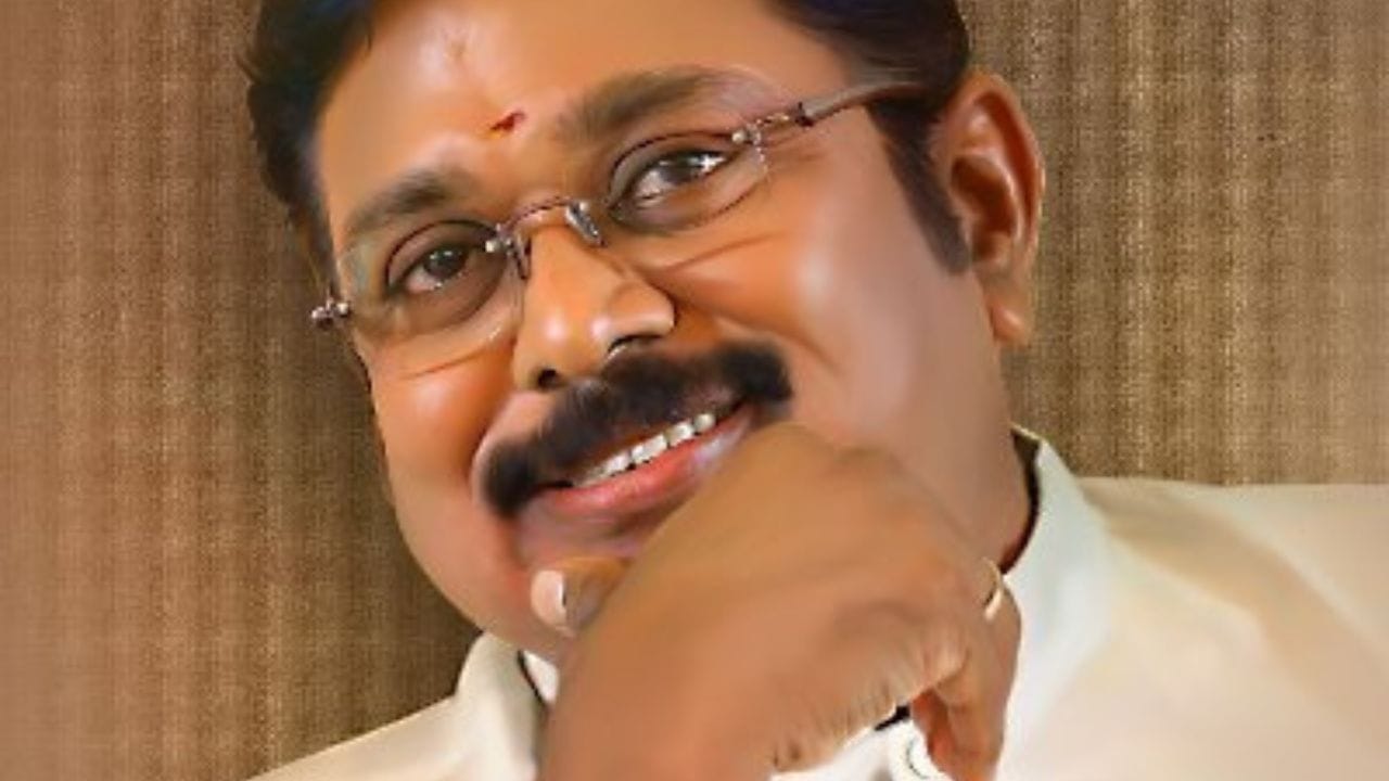 પહેલા તેઓ અખિલ ભારતીય અન્ના દ્રવિડ મુનેત્ર કઝગમ પાર્ટીના ખજાનચી હતા અને લોકસભા અને રાજ્યસભાના સભ્ય તરીકે સેવા આપી હતી. ઓગસ્ટ 2017માં તેમને AIADMKમાંથી હાંકી કાઢવામાં આવ્યા હતા.