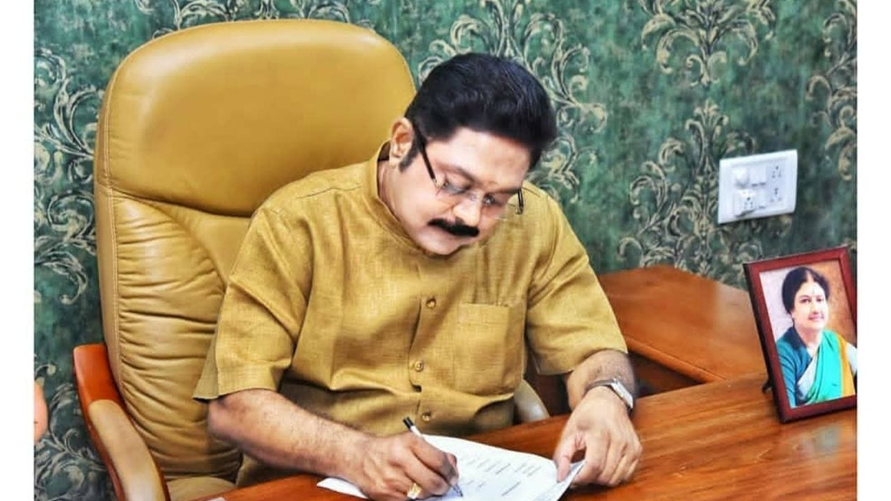 તેમણે ડો. રાધાકૃષ્ણન નગર (2017-2021)માંથી 15મી તમિલનાડુ વિધાનસભાના ભૂતપૂર્વ સભ્ય તરીકે પણ સેવા આપી હતી.તેઓ વી.કે. શશિકલાના ભત્રીજા છે. ડિસેમ્બર 2017માં જયલલિતાના મૃત્યુ પછી ખાલી થયેલી આરકે નગર પેટાચૂંટણીમાં તેમણે જીત મેળવી હતી. 15 માર્ચ 2018ના રોજ ધિનાકરને અમ્મા મક્કલ મુનેત્ર કઝગમ નામનો રાજકીય પક્ષ શરૂ કર્યો.