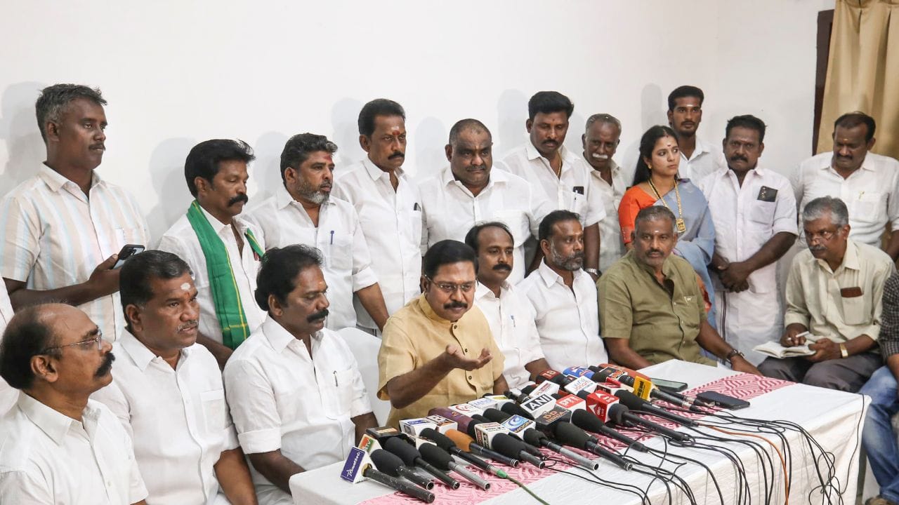 દિનાકરણ1999 થી 2004 સુધી પેરિયાકુલમનું પ્રતિનિધિત્વ કરતા લોકસભાના સભ્ય હતા,અને 2004ની સામાન્ય ચૂંટણીમાં જે. એમ. એરોન રશીદ સામે હાર્યા ત્યારે તેઓ આ બેઠક પર બીજા ક્રમે રહ્યા હતા.