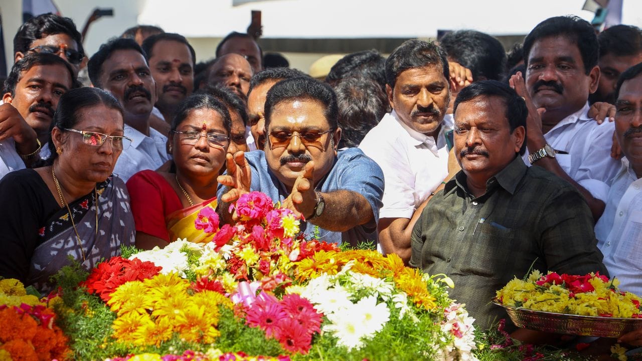 આર.કે. નગર પેટાચૂંટણીમાં તેમણે એઆઈએડીએમકેના ઉમેદવાર ઇ. મધુસુધનનને અપક્ષ ઉમેદવાર તરીકે મોટા મતોના માર્જિનથી હરાવ્યા હતા.તેમણે 29 ડિસેમ્બર 2017ના રોજ ધારાસભ્ય પદ સંભાળ્યું હતુ.