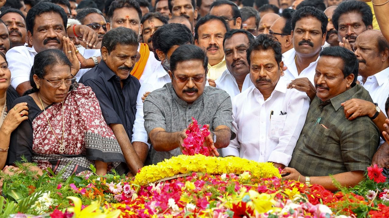 ઓગસ્ટ 2017માં તેમને પાર્ટીમાંથી હાંકી કાઢવામાં આવ્યા હતા અને 15 માર્ચ 2018ના રોજ તેમણે પોતાની પાર્ટી, અમ્મા મક્કલ મુનેત્ર કઝગમ (AMMK) શરૂ કરી હતી.