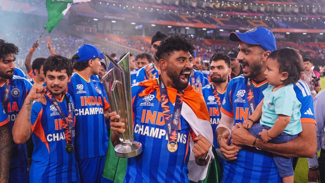 મોહમ્મદ સિરાજ 2-2 વખત ટી20 વર્લ્ડકપનો ખિતાબ જીતનાર ખેલાડીઓમાં સામેલ છે. 2026માં તેમણે માત્ર એક મેચ રમી હતી. રસપ્રદ વાત એ છે કે, મોહમ્મદ સિરાજ પહેલા ટી20 વર્લ્ડકપની ટીમમાં ન હતો. પરંતુ હર્ષિત રાણા ઈજાગ્રસ્ત થતા તેને 15 સભ્યોની ટીમમાં સ્થાન આપવામાં આવ્યું હતુ.