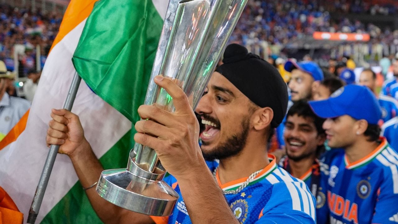 27 વર્ષના ફાસ્ટ બોલર અર્શદીપ સિંહ પણ અત્યારસુધી 2 ટી20 વર્લ્ડકપ જીતી ચૂક્યો છે. અર્શદીપ સિંહ 2024 અને 2026 બંન્ને ટૂર્નામેન્ટમાં પોતાની બોલિંગથી ટીમને જીતાડવામાં મહત્વની ભૂમિકા નિભાવી હતી.