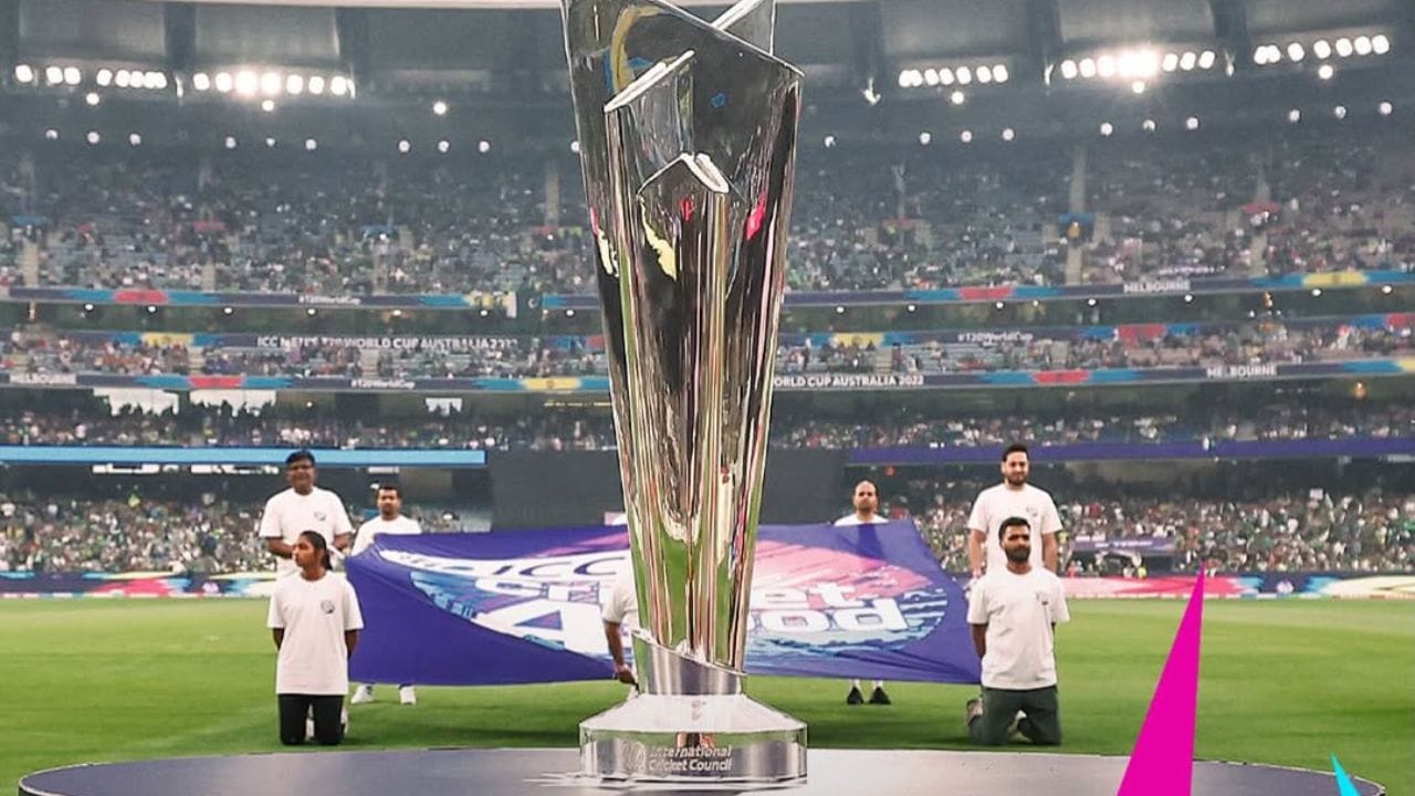 આઈસીસી વિજેતા ટીમને ડમી ટ્રોફી આપવામાં આવે છે. તે બિલકુલ રિયલ ટ્રોફી જેવી હોય છે. તેને બનાવવામાં સોના અને ચાંદીનો ઉપયોગ પણ કરવામાં આવે છે.