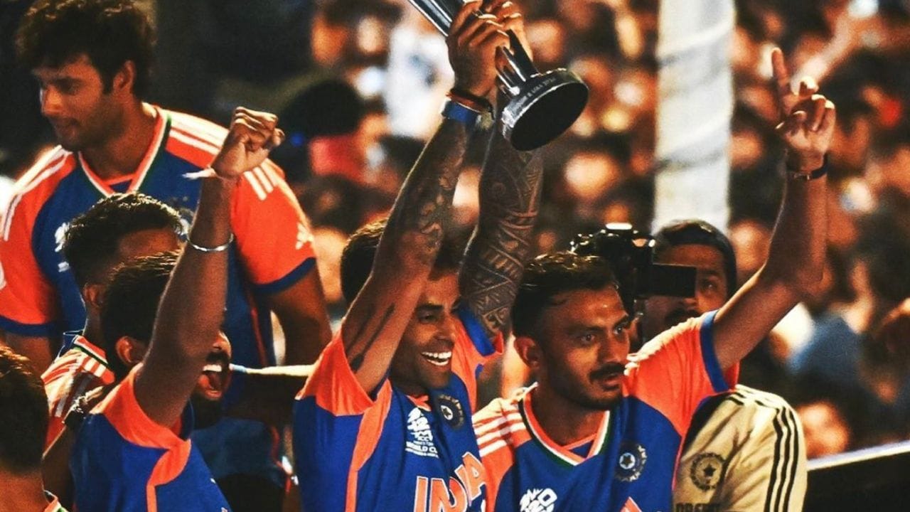 વર્લ્ડકપની રેપ્લિકા ટ્રોફીને જીતનારી ટીમ પોતાને ઘરે લઈ જાય છે. ત્યારબાદ સાચી ટ્રોફી જે હોય છે. તે આઈસીસીના હેડક્વાર્ટરમાં રાખવામાં આવે છે.