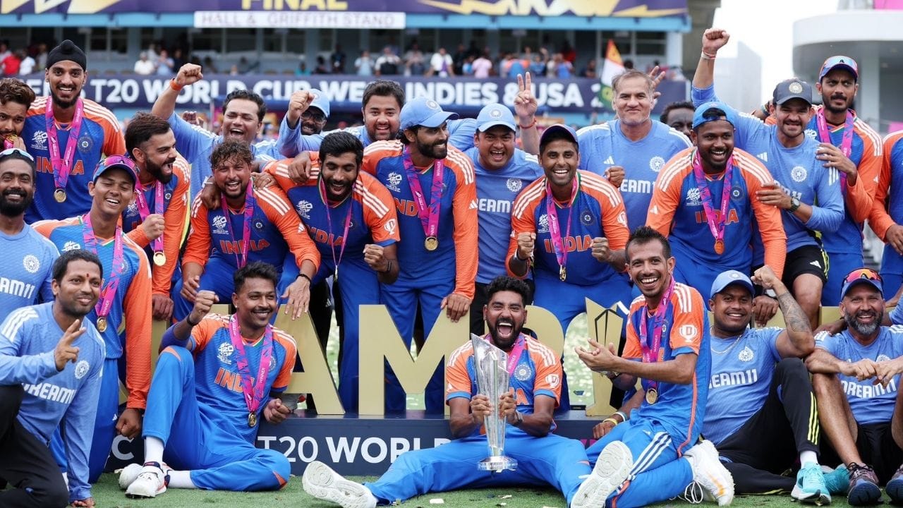   ટૂર્નામેન્ટ જીતનારી ટીમને આ વખતે અંદાજે 20 થી 22 કરોડ રુપિયા મળવાની આશા છે.રનર-અપ ટીમને અંદાજે 13 કરોડ રૂપિયા આપવામાં આવશે. (ALL PHOTO : PTI,Twitter)