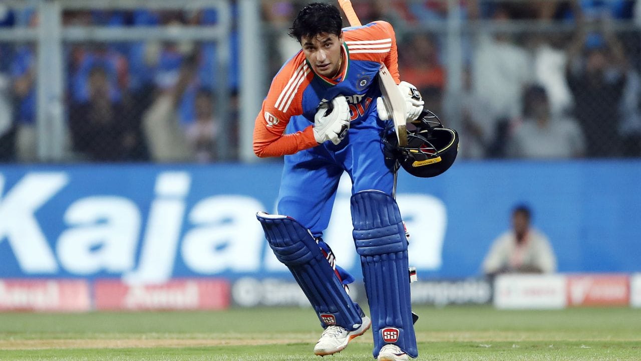 ફાઇનલમાં સૌથી ઝડપી ફિફ્ટી: અભિષેક શર્માએ ન્યુઝીલેન્ડ સામેની ફાઇનલમાં માત્ર 18 બોલમાં પોતાની અડધી સદી પૂરી કરી, જે આ ટુર્નામેન્ટમાં અને T20 WC નોકઆઉટ મેચમાં સૌથી ઝડપી અડધી સદીનો રેકોર્ડ છે. 