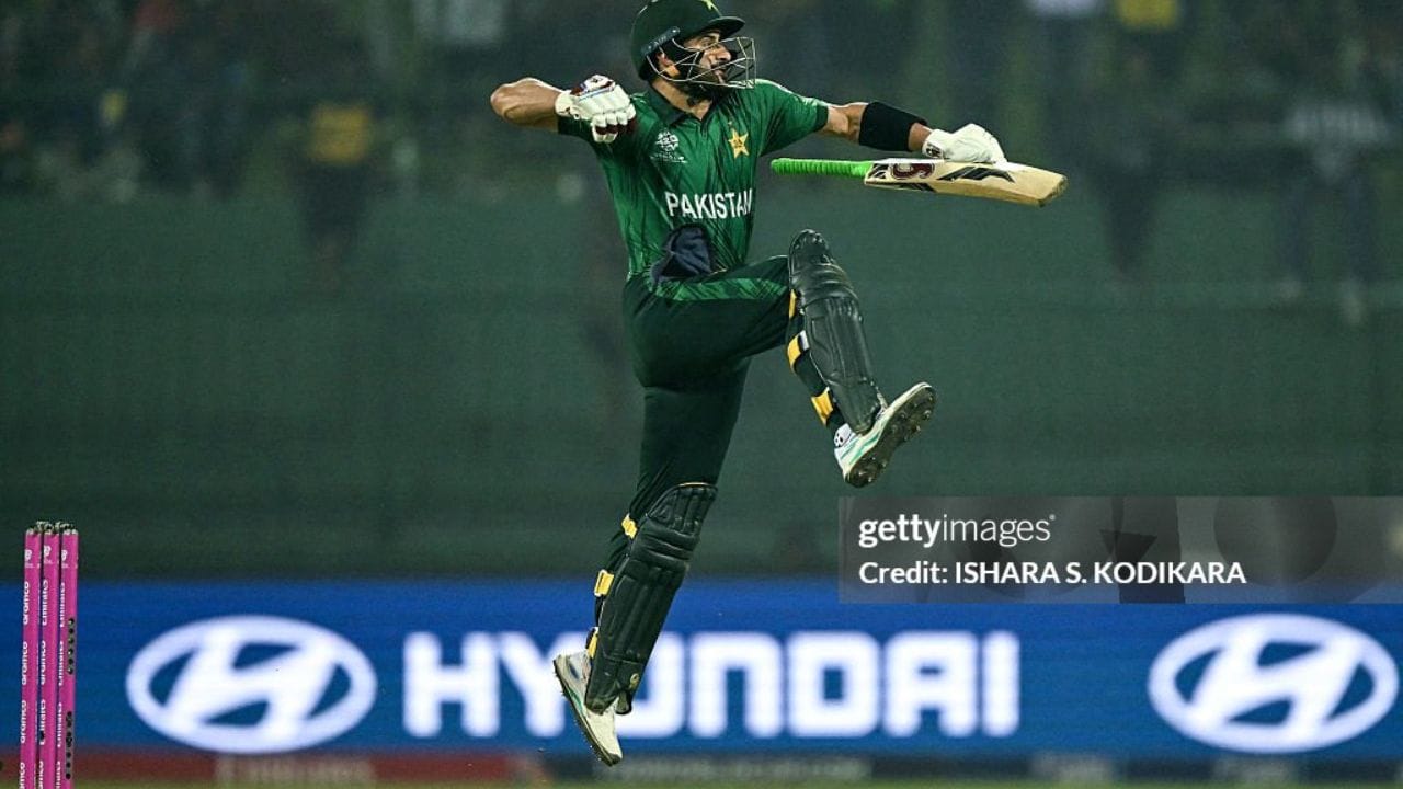 એક જ  ટુર્નામેન્ટમાં સૌથી વધુ રન: પાકિસ્તાનના સાહિબજાદા ફરને પણ એક નોંધપાત્ર સિદ્ધિ હાંસલ કરી. તેણે 383 રન બનાવીને, 2014 T20 WCમાં વિરાટ કોહલીએ બનાવેલ 319 રનનો રેકોર્ડ તોડ્યો હતો. જોકે, ટીમ સિફર્ટ (326) અને સંજુ સેમસન (321) એ પણ કોહલીનો રેકોર્ડ તોડી નાખ્યો છે. 