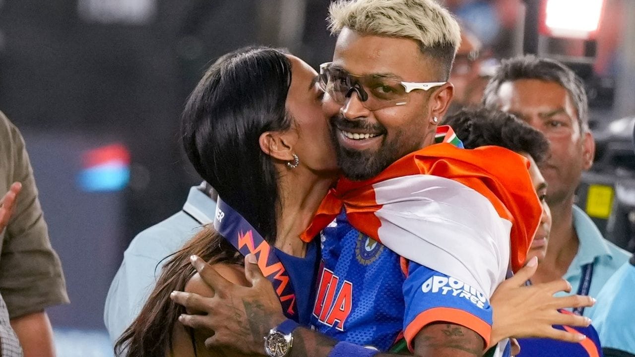 ઇન્ટરવ્યુ પૂર્ણ થયા બાદ એક ભાવુક ક્ષણ પણ જોવા મળી. જ્યારે હાર્દિક પંડ્યા મેદાન પર માહિકા શર્માને મળવા ગયા ત્યારે માહિકાએ તેમને ગળે લગાવ્યા અને તેમના ગાલ પર ચુંબન કર્યું. આ પળ કેમેરામાં કેદ થઈ ગઈ અને સોશિયલ મીડિયામાં ઝડપથી વાયરલ બની ગઈ.