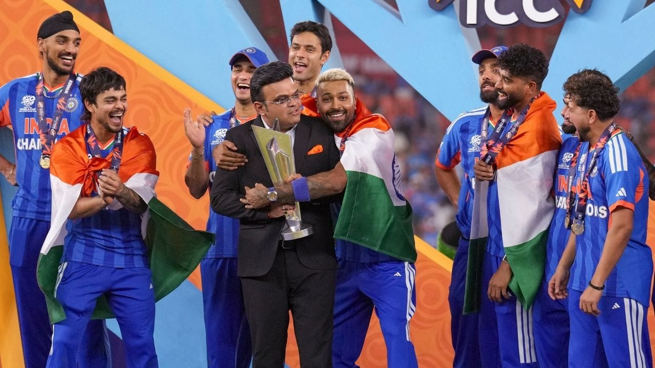 જો T20 વર્લ્ડ કપ 2026માં હાર્દિક પંડ્યાના પ્રદર્શનની વાત કરીએ તો તેમણે સમગ્ર ટુર્નામેન્ટ દરમિયાન શાનદાર દેખાવ કર્યો. પંડ્યાએ 9 મેચમાં કુલ 217 રન બનાવ્યા અને સાથે જ 9 મહત્વપૂર્ણ વિકેટ પણ લીધી. તેમની આ ઓલરાઉન્ડ કામગીરી ટીમ ઇન્ડિયાને ચેમ્પિયન બનાવવા માટે ખૂબ જ મહત્વપૂર્ણ સાબિત થઈ.(All Image - Bcci)