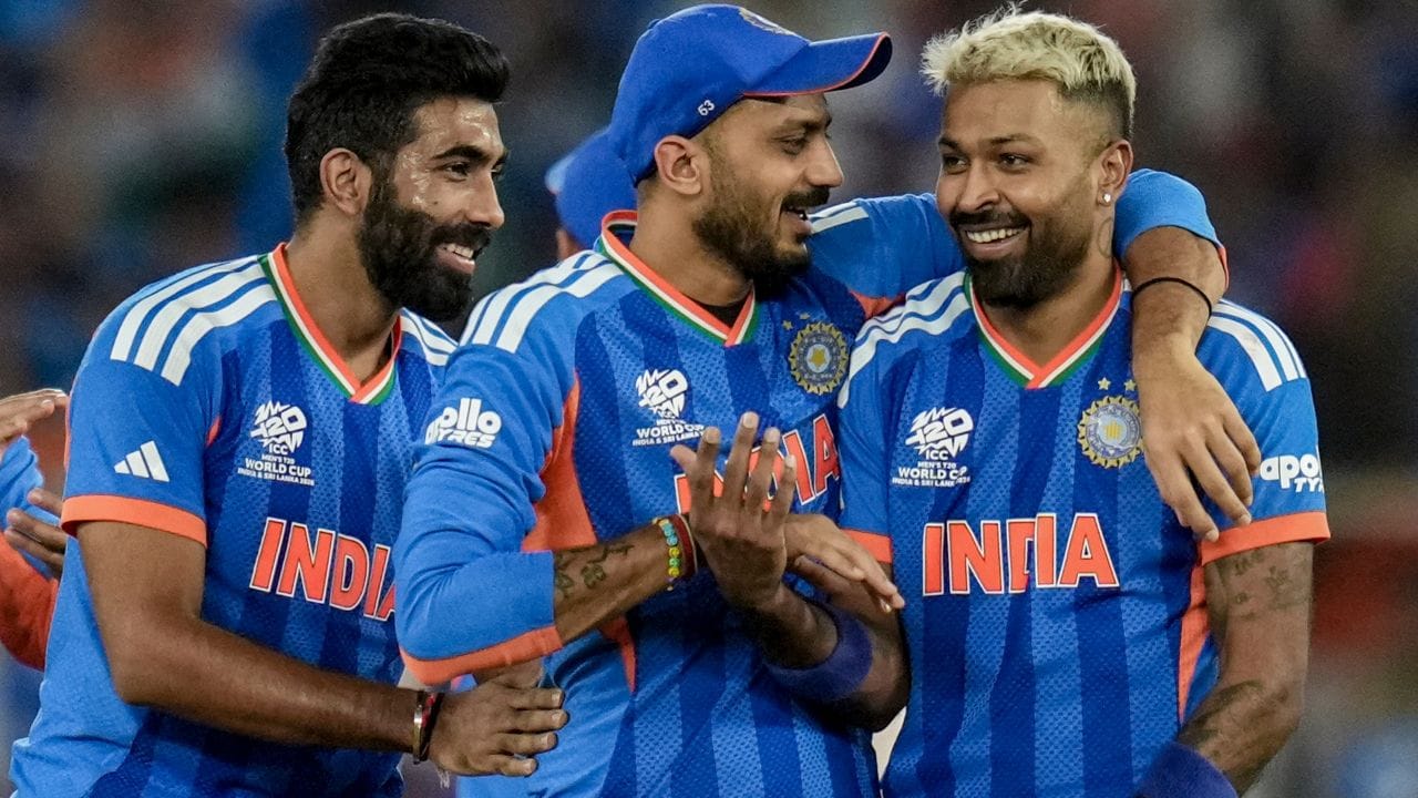 ટી20 વર્લ્ડકપ 2024ની ફાઈનલમાં પોતાની બોલિંગથી ટીમને જીતાડનાર હાર્દિક પંડ્યા 2 વખત ટી20 વર્લ્ડકપ જીતનાર ખેલાડી બની ગયો છે. અનુભવી ઓલરાઉન્ડર હાર્દિક પંડ્યાએ 2 વખત ખિતાબ જીતાડવામાં મહત્વની ભુમિકા નિભાવી છે.