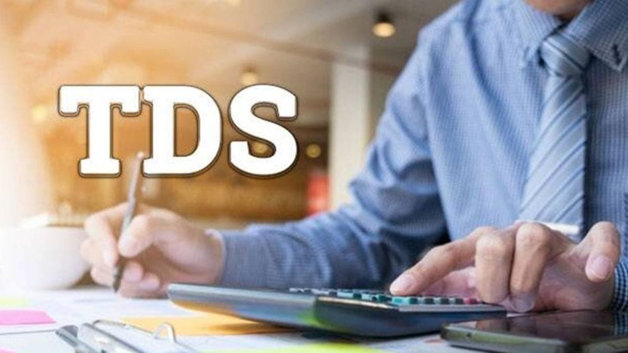આવકવેરા કાયદા અનુસાર, જો એક નાણાકીય વર્ષમાં બેંક અથવા પોસ્ટ ઓફિસ ડિપોઝિટમાંથી મેળવેલ વ્યાજ આવક સામાન્ય નાગરિકો માટે ₹50,000 અને વરિષ્ઠ નાગરિકો માટે ₹100,000 થી વધુ હોય, તો આવી આવક પર TDS કાપવા માટે જવાબદાર છે.(ફોટો ક્રેડિટ-MSN)