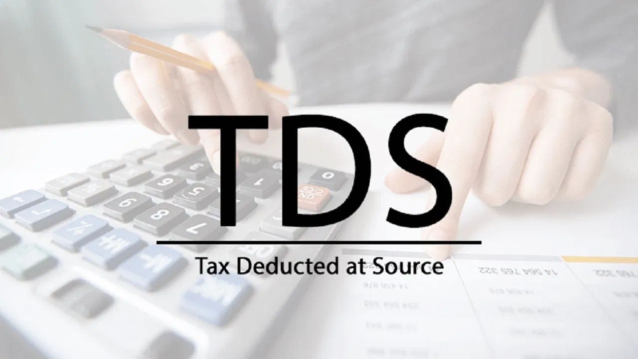 ચોથો મોટો ફેરફાર TDS (Tax Deducted at Source) ના સરળીકરણ (Simplification) ને લઈને છે. હવે કેન્દ્ર સરકાર અને રાજ્ય સરકારના બોન્ડ્સ પર મળતા વ્યાજ પર TDS કાપવાની પ્રક્રિયાને વધુ પારદર્શક બનાવવામાં આવી રહી છે. આ સાથે જ, કેટલીક પસંદગીની પેમેન્ટ કેટેગરીમાં TDS ના દરો ઘટાડવામાં આવ્યા છે, જેથી લોકો પાસે ખર્ચ કરવા માટે વધુ રોકડ (Cash flow) ઉપલબ્ધ રહે. ઇ-કોમર્સ ઓપરેટર્સ માટે TDS નો દર 1% થી ઘટાડીને 0.1% કરવો એ નાના ઓનલાઇન વિક્રેતાઓ માટે એક મોટું પ્રોત્સાહન સાબિત થશે.