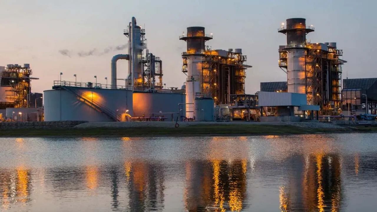 4 માર્ચ 2026 સુધીમાં ભારતે ઉદ્યોગો માટે નેચરલ ગેસના પુરવઠામાં 10% થી 30% સુધીનો ઘટાડો કર્યો છે. કેટલાક સેક્ટરમાં આ ઘટાડો 40% સુધી પહોંચી ગયો છે. કતારમાં વધતા આંતરરાષ્ટ્રીય તણાવને કારણે ગેસ પુરવઠામાં આવેલા મોટા અવરોધો બાદ આ સ્થિતિ સર્જાઈ છે.