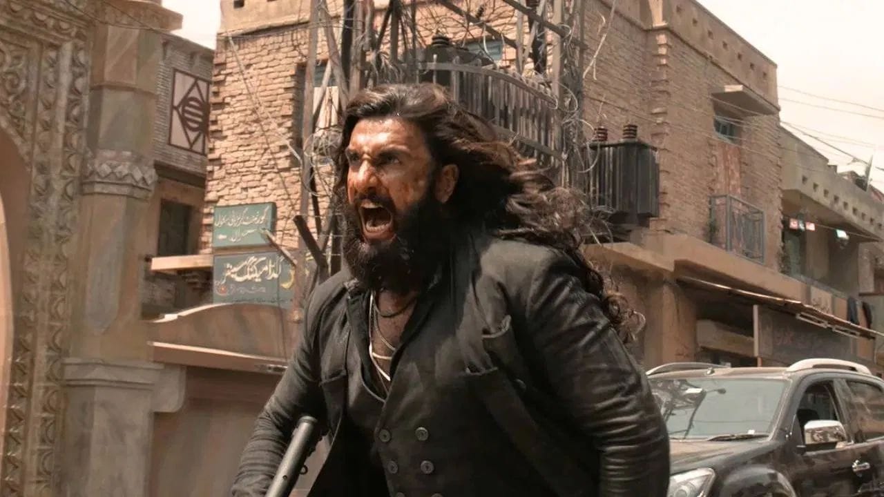 બીજી તરફ, સ્ટુડિયોનું માનવું છે કે, આ વિષય એવો છે કે, જેને એક આખા યુનિવર્સમાં બદલી શકાય છે. જીયો સ્ટુડિયોએ આદિત્ય ધરને 'ધુરંધર 2' ના એન્ડ ક્રેડિટ્સમાં 'ધુરંધર 3' નો સંકેત આપવા કહ્યું છે, જેથી ભવિષ્યમાં જો આ ફિલ્મ બને, તો તેની કડીઓ સરળતાથી જોડી શકાય."