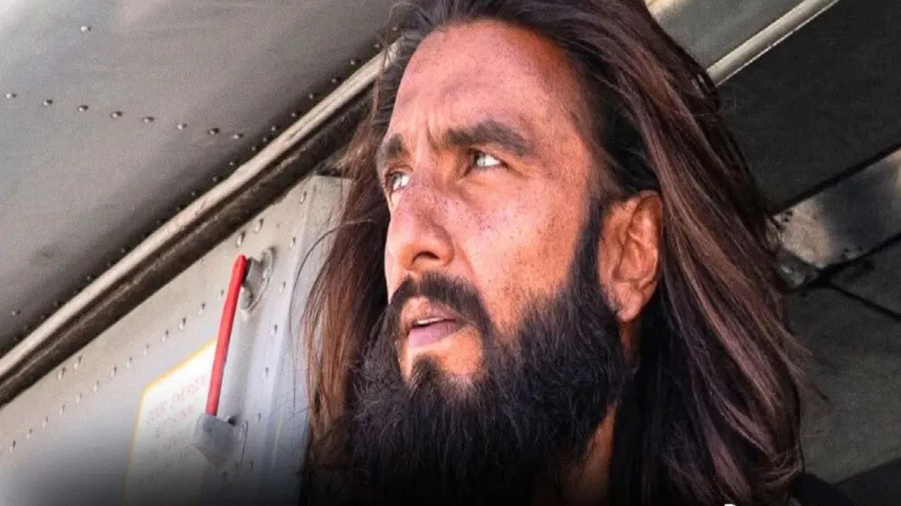 આદિત્ય ધરના નિર્દેશનમાં બનેલી અને રણવીર સિંહ સ્ટારર સ્પાય થ્રિલર ફિલ્મ 'ધુરંધર: ધ રિવન્જ' (ધુરંધર 2) આગામી 19 માર્ચ, 2026ના રોજ વિશ્વભરમાં રિલીઝ થવા જઈ રહી છે. વર્ષ 2025ની બ્લોકબસ્ટર ફિલ્મની આ સિક્વલ હિન્દી ઉપરાંત તમિલ, તેલુગુ, કન્નડ અને મલયાલમ ભાષામાં રિલીઝ થશે, જેના પેઇડ પ્રિવ્યૂ 18 માર્ચથી જ શરૂ થઈ જશે. 