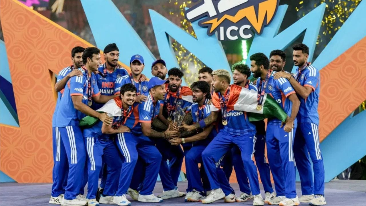 T20 વર્લ્ડ કપ 2026 જીત્યા બાદ ભારતીય ક્રિકેટ ટીમને BCCI તરફથી મોટી ભેટ મળી છે. બોર્ડે ટીમ માટે કુલ ₹131 કરોડની ઈનામી રકમ જાહેર કરી છે. આ રકમ માત્ર ખેલાડીઓમાં જ નહીં પરંતુ કોચિંગ સ્ટાફ અને ટીમના અન્ય સભ્યો વચ્ચે પણ વહેંચવામાં આવશે. આ નિર્ણય બાદ ખેલાડીઓ પર જાણે પૈસાનો વરસાદ થયો હોય તેવી સ્થિતિ છે.