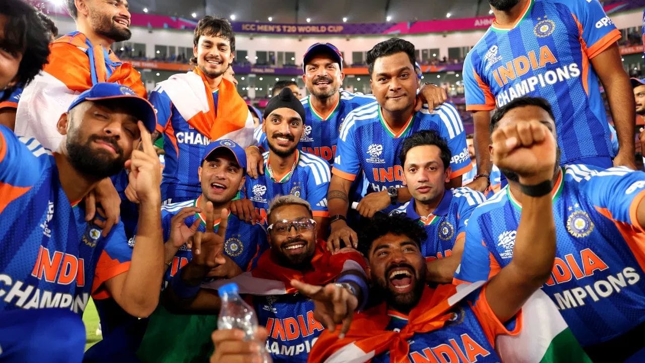 આ વખતના T20 વર્લ્ડ કપ ફાઈનલમાં ભારતે ન્યુઝીલેન્ડને હરાવીને ખિતાબ જીત્યો હતો. સેમસને 89 રનની શાનદાર ઈનિંG રમી હતી, જ્યારે બુમરાહે માત્ર 15 રન આપી 4 વિકેટ ઝડપી અને તે પ્લેયર ઓફ ધ મેચ બન્યો, જ્યારે સંજુ સેમસનને પ્લેયર ઓફ ધ સિરીઝનો એવોર્ડ મળ્યો.  (PC:PTI/X)