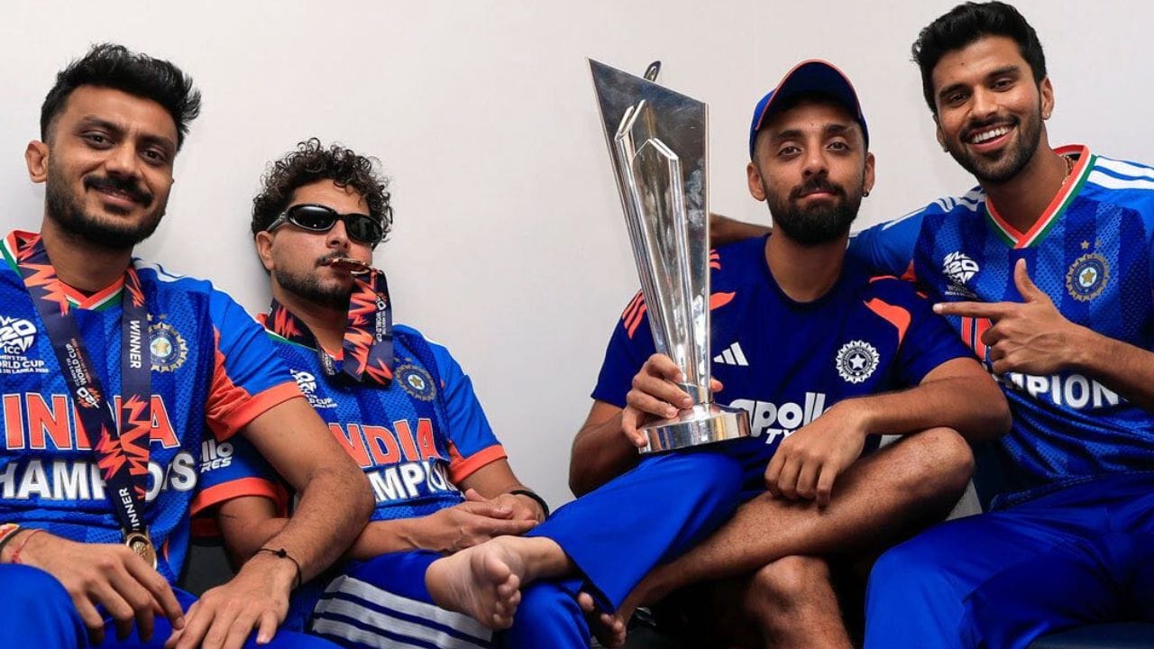 અહેવાલો અનુસાર, T20 વર્લ્ડ કપ 2026માં રમનાર તમામ 15 ખેલાડીઓને પ્રતિ ખેલાડી ₹6 કરોડ આપવામાં આવશે. આ રીતે કુલ ₹90 કરોડ માત્ર ખેલાડીઓ વચ્ચે વહેંચાશે. ટીમના તમામ ખેલાડીઓએ સમગ્ર ટૂર્નામેન્ટ દરમિયાન શાનદાર પ્રદર્શન કર્યું હતું અને હવે તેમને આ મોટું ઈનામ આપવામાં આવી રહ્યું છે.