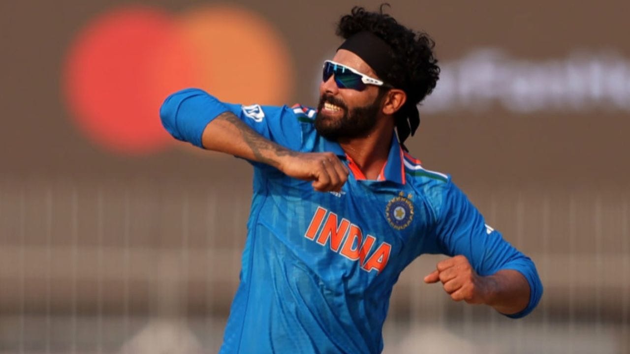 રવિન્દ્ર જાડેજા: જો પસંદગી સમિતિ અને ટીમ મેનેજમેન્ટે કોઈ મોટો નિર્ણય લેવો પડે, તો તે અનુભવી ઓલરાઉન્ડર રવિન્દ્ર જાડેજા અંગેનો છે. જાડેજાની ફિટનેસ અને ફિલ્ડિંગ કુશળતા અજોડ છે, પરંતુ છેલ્લા કેટલાક વર્ષોમાં તે આ ફોર્મેટમાં બેટિંગ-બોલિંગ બંનેમાં બિનઅસરકારક સાબિત થયો છે. તેણે તાજેતરમાં ન્યુઝીલેન્ડ સામેની ODI શ્રેણીમાં ત્રણ મેચમાં ફક્ત 43 રન બનાવ્યા હતા અને વિકેટ વિના રહ્યો હતો. ટીમમાં અક્ષર પટેલ અને વોશિંગ્ટન સુંદરના વધતા મહત્વને જોતા, જાડેજા માટે સ્થાન મેળવવું મુશ્કેલ બની શકે છે. (PC:PTI/X)