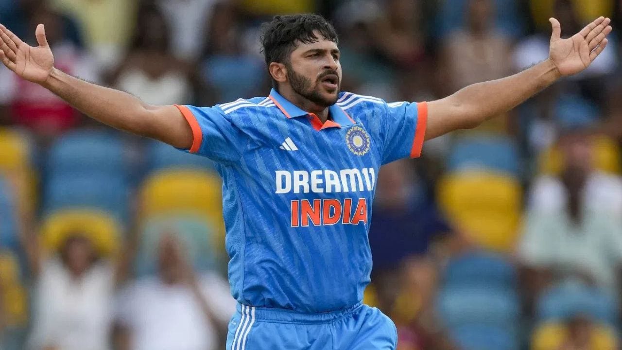 શાર્દુલ ઠાકુર: બોલિંગ ઓલરાઉન્ડર શાર્દુલ ઠાકુરની પણ આ વર્લ્ડ કપમાં વાપસી મુશ્કેલ છે. તે ગયા વર્લ્ડ કપમાં ટીમનો ભાગ હતો અને પહેલી ત્રણ મેચ રમ્યો હતો, પરંતુ ત્રણેયમાં નિષ્ફળ ગયો હતો. ત્યારબાદ, હાર્દિકની ઈજાએ શમી માટે માર્ગ મોકળો કર્યો, જ્યારે શાર્દુલને બહાર બેસવાની ફરજ પડી. ત્યારથી શાર્દુલ ODI ટીમમાં પાછો ફર્યો નથી.