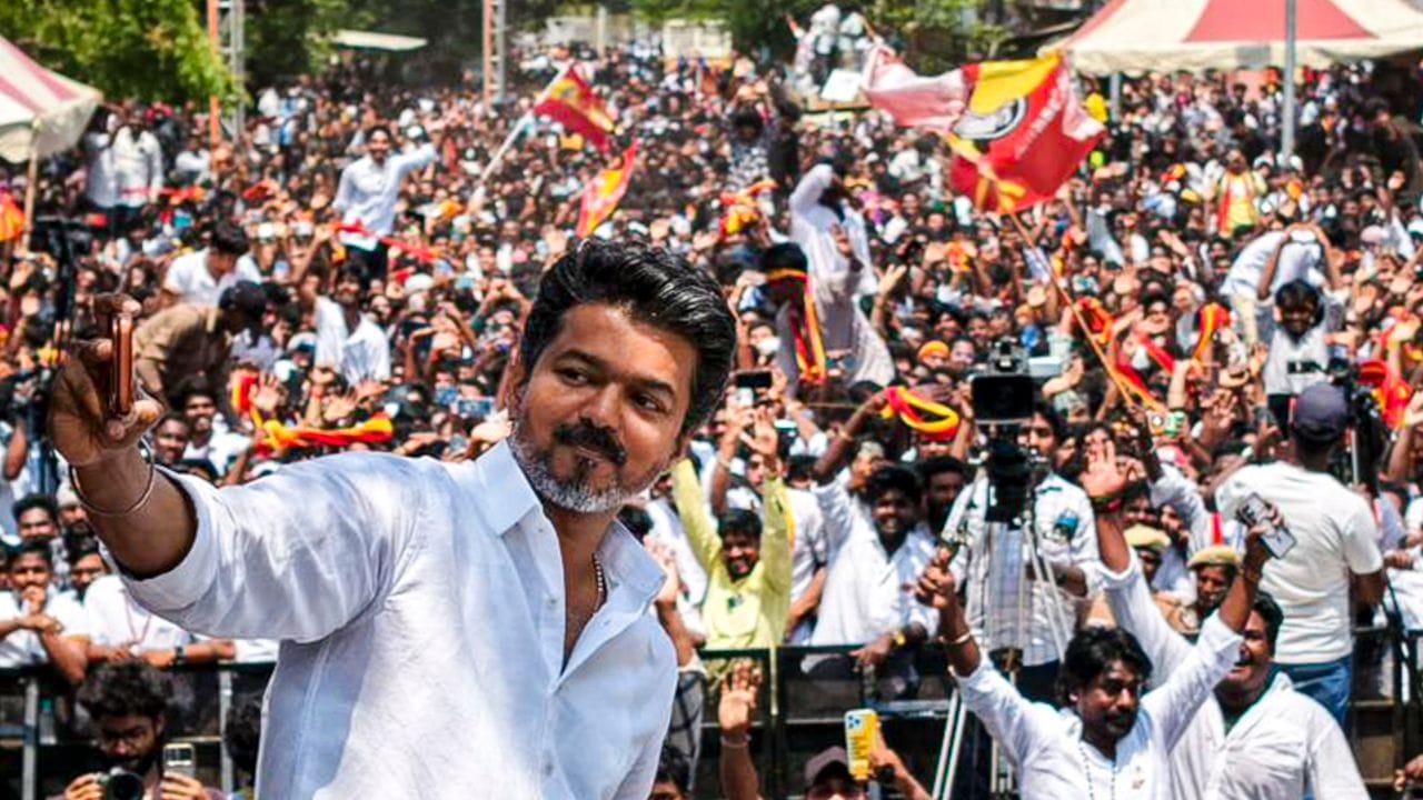 Thalapathy Vijay Net Worth : વિજય છેલ્લા કેટલાક વર્ષોથો તમિલ સિનેમાનો સૌથી સુપરસ્ટાર અભિનેતામાનો એક છે. પરંતુ હવે તેમણે એક અલગ રસ્તો પસંદ કર્યો છે. વિજયે ફિલ્મી સફર છોડી રાજનીતિની દુનિયામાં પગ રાખ્યો છે. વિજયે તમિલનાડુની વિધાનસભાની ચૂંટણી લડવાની જાહેરાત કરી છે.