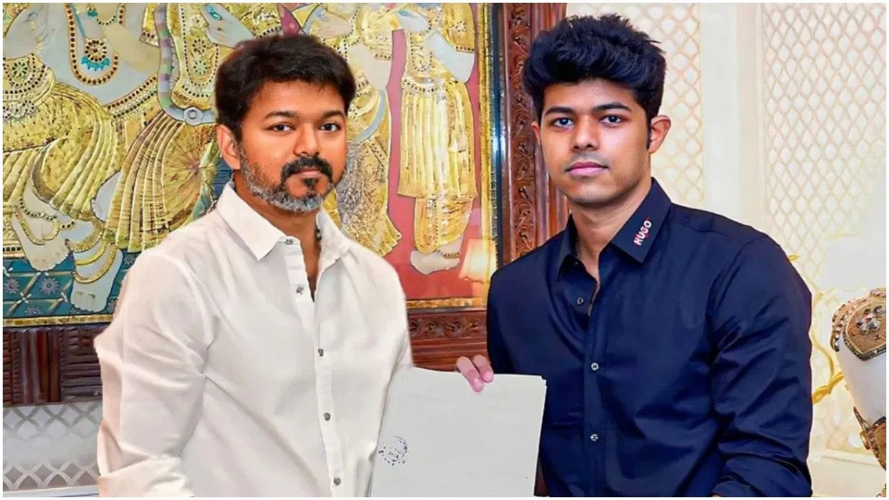 આ દરમિયાન, તેમના પુત્રની પ્રતિક્રિયા પણ સામે આવી છે. તેણે પોતાના નામમાં ફેરફાર કર્યો છે.માતા-પિતાના અલગ થવાની અફવાઓ વચ્ચે, થલાપતિ વિજયના દીકરાએ પિતાની સરનેમ બદલીને માતાની સરનેમ અપનાવી છે.