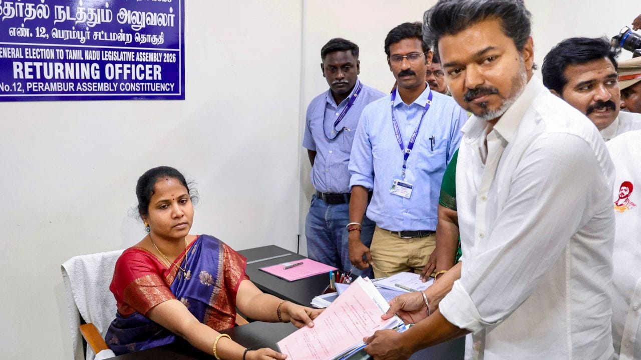 તમિલનાડુની વિધાનસભા ચૂંટણી 2026માં થલાપતિ વિજયે સોમવારે પોતાની પાર્ટી તમિલગા વેટ્ટ્રિ કઝમના ઉમેદવાર તરીકે પોતાનું નામાંકન દાખલ કર્યું, જેમાં તેમણે પોતાની સંપત્તિની વિગતો આપી, જે તમને આશ્ચર્યચકિત કરશે. રિપોર્ટ અનુસાર, સોગંદનામામાં જણાવાયું છે કે ,વિજય પાસે આશરે 404.58 કરોડની ચલ સંપત્તિ છે.