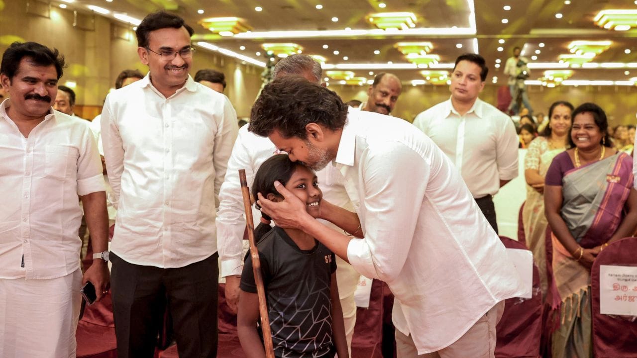 વિજયએ એફિડેવિટમાં લક્ઝરી લાઈફ વિશે પણ જણાવ્યું છએ. વિજયની પાસે અનેક લક્ઝરી કાર છે. જેમાં BMW 530, Toyota Vellfire અને અન્ય કાર સામેલ છે. આ કારની કુલ કિંમત અંદાજે 6 કરોડ રુપિયા છે. કાર સિવાય વિજયે પાસે 883 ગ્રામ સોનં છે. જેની કિંમત 1.20 કરોડ રુપિયા છે.