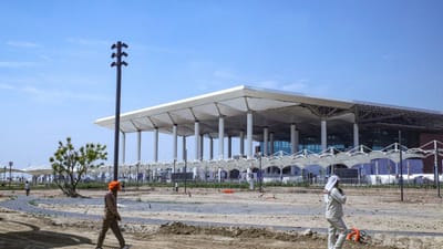  જેવરમાં નોઈડા ઈન્ટરનેશનલ એરપોર્ટ દેશનું સૌથી મોટું અને આધુનિક એરપોર્ટ છે. શરુઆતના ફેઝમાં જેવર એરપોર્ટને અંદાજે 10 શહેરો સાથે જોડવામાં આવશે. જ્યાંથી મુસાફરોની ડિમાન્ડ આવવાની વધારે રહે છે. પહેલા તબક્કામાં બિઝનેસ રુટ તેમજ મુખ્ય શહેરોને પ્રાથમિકતા આપવામાં આવી રહી છે.