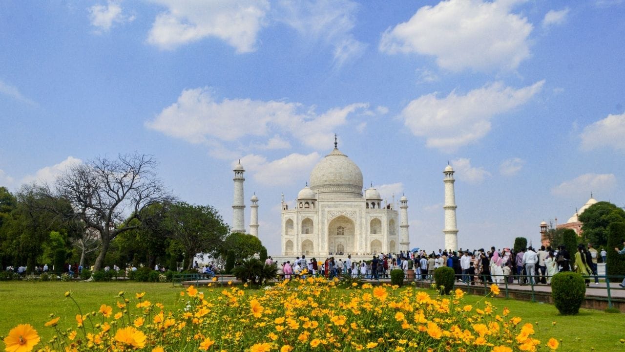 જો તમે દુનિયાભરમાં પ્રેમનું પ્રતિક તરીકે ઓળખાતા તાજ મહેલ જોવાનો પ્લાન બનાવી રહ્યા છો. તો જેવર એરપોર્ટથી અંદાજે 139 કિલોમીટર દુર આગરા આવેલું છે.  તમે યમુના એક્સપ્રેસ વેથી તમે પરિવાર સાથે એક દિવસમાં જ તાજમહેલ જોઈ ઘરે પરત ફરી શકો છો. 