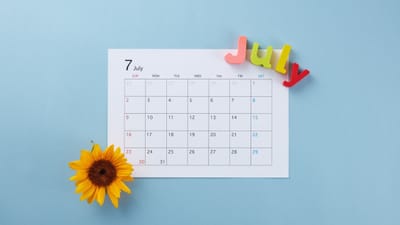 દુનિયામાં સમય અને તારીખોને ગોઠવવા માટે અલગ-અલગ પ્રકારના કેલેન્ડર ઉપયોગમાં લેવાય છે. આ કેલેન્ડર મુખ્યત્વે સૂર્ય અને ચંદ્રની ગતિ પર આધારિત હોય છે. (Image Credit Source: Social Media)
