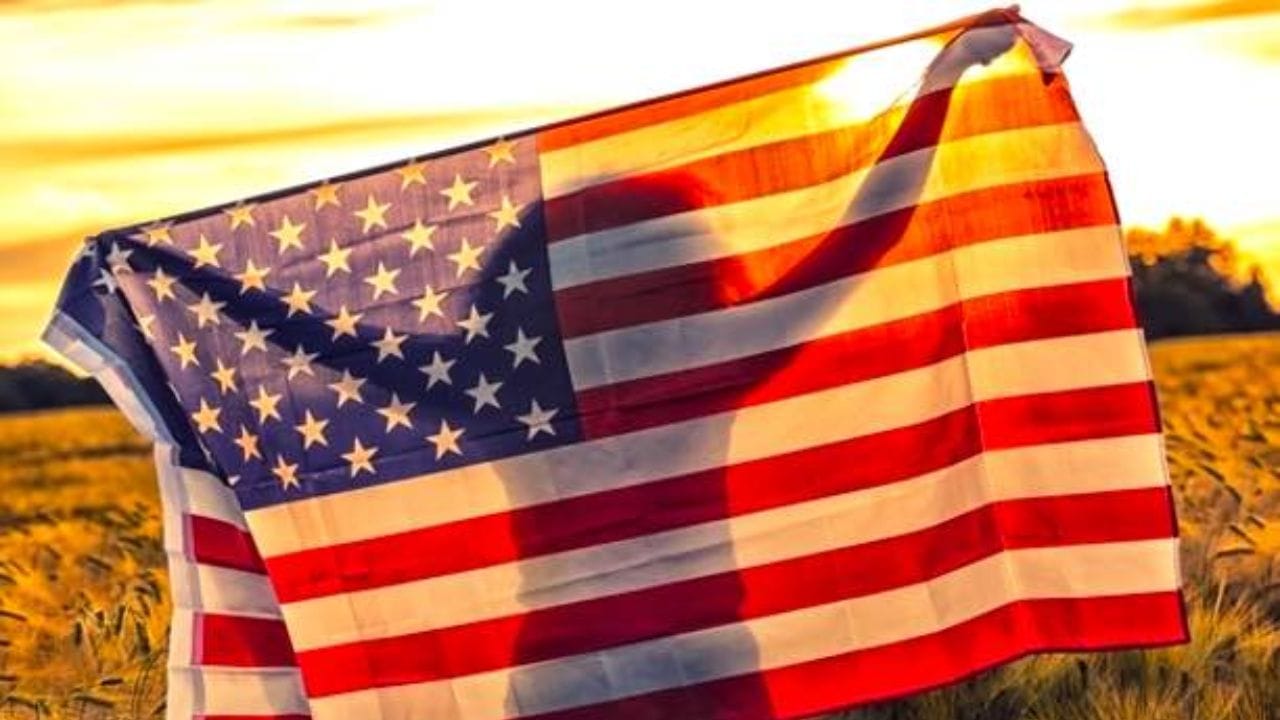 ઇમિગ્રેશન નિયમો અનુસાર, B-1 અથવા B-2 વિઝા પર કામ કરવાની મંજૂરી નથી. ટેકનિકલી, નોકરી શોધવા પર સીધો પ્રતિબંધ નથી, પરંતુ જો કોઈ વ્યક્તિ B-2 વિઝા પર રહીને પછી H-1B માટે અરજી કરે, તો સત્તાવાળાઓ શંકા વ્યક્ત કરી શકે છે કે તેની મૂળ ભાવના પ્રવાસી બનવાની નહોતી પરંતુ નોકરી મેળવવાની હતી. આ કારણે વિઝા અરજી નામંજૂર થવાનો ખતરો રહે છે.