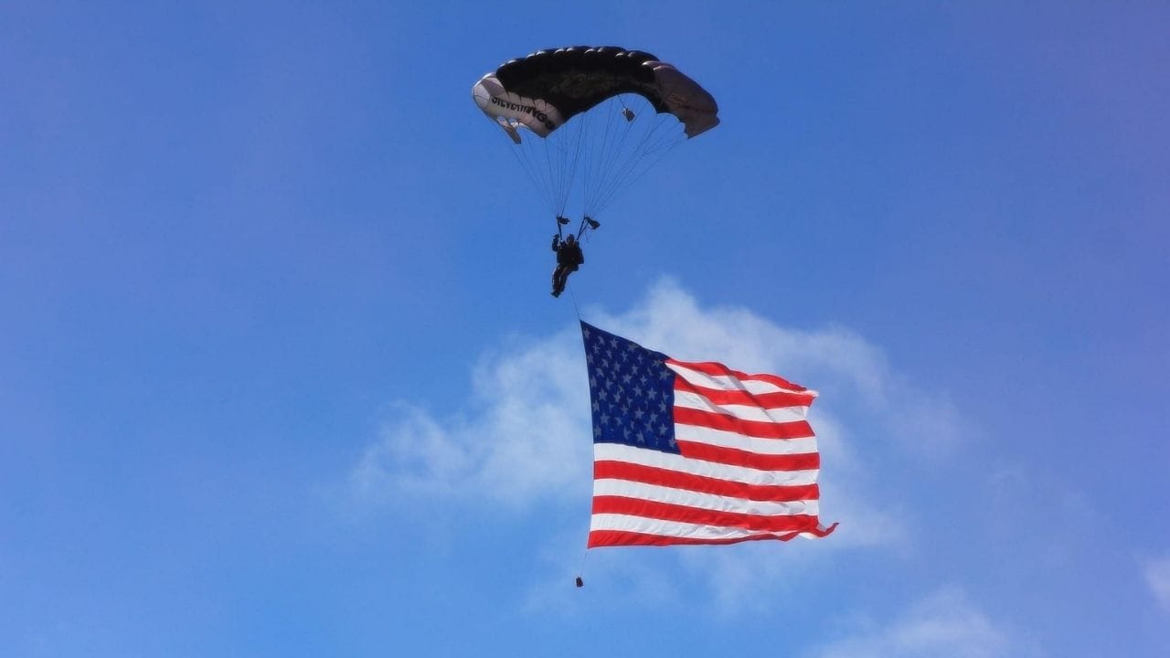 અમેરિકા તેના સાથી દેશોના રક્ષણ માટે મિલિટરી બેઝ પણ બનાવે છે, જેમ કે નાટો દેશોનું સંરક્ષણ અને યુરોપમાં જર્મની અને ઇટાલીમાં મિલિટરી બેઝ.