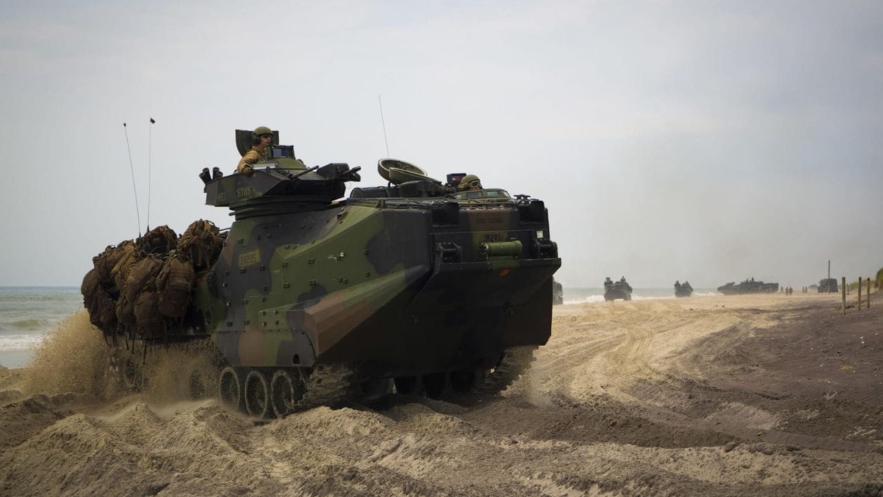 ઘણા મિલિટરી બેઝ એવા દેશોમાં સ્થિત છે જે મહત્વપૂર્ણ દરિયાઈ માર્ગો પર દેખરેખ રાખે છે. ઉદાહરણ તરીકે, બહેરીનમાં રહેલો મિલિટરી બેઝ પર્સિયન ગલ્ફ પર નજર રાખે છે.