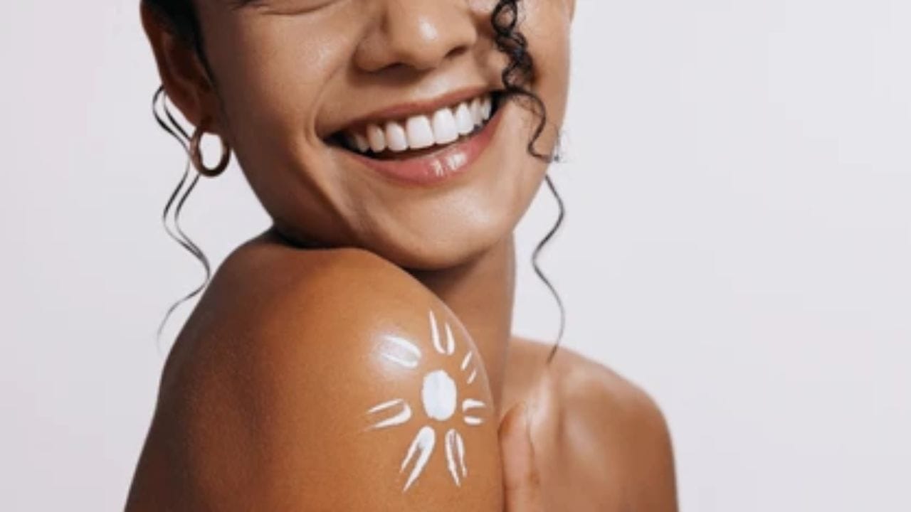 મહત્વપૂર્ણ: સનસ્ક્રીન લગાવવા ઉપરાંત, કેટલીક અન્ય બાબતો ધ્યાનમાં રાખવી પણ મહત્વપૂર્ણ છે: તડકામાં બહાર નીકળતી વખતે તમારા ચહેરાને ઢાંકવા માટે ટોપી, સ્કાર્ફ અથવા સનગ્લાસ પહેરો. બપોરે બહાર જવાનું ટાળવું શ્રેષ્ઠ છે, જ્યારે સૂર્ય સૌથી વધુ પ્રબળ હોય છે. વધુમાં તમારી ત્વચાને હાઇડ્રેટેડ રાખવા માટે પુષ્કળ પાણી પીવો અને હળવા, ખુલતા કપડાં પહેરો. સનસ્ક્રીન ફક્ત ચહેરા પર જ નહીં, પરંતુ સમગ્ર ત્વચાને સુરક્ષિત રાખવા માટે ગરદન, હાથ અને પગ પર પણ લગાવવું જોઈએ. આ સરળ આદતો અપનાવવાથી તમારી ત્વચા લાંબા સમય સુધી સ્વસ્થ અને સુરક્ષિત રહી શકે છે.