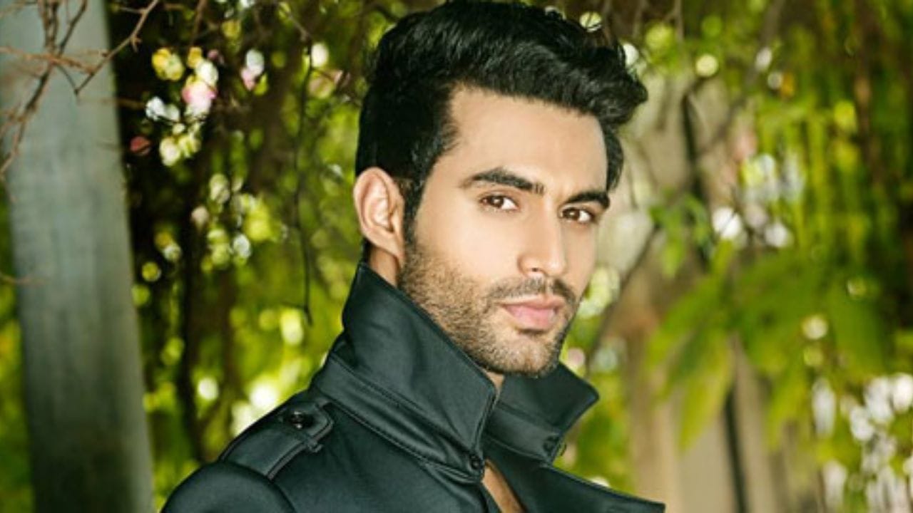 ઉદયબીર સંધુ: ઉદયબીર સંધુએ ધુરંધર: ધ રીવેન્જમાં પણ મુખ્ય ભૂમિકા ભજવી હતી. આ ફિલ્મમાં, ઉદયબીર સંધુએ ગુરબાઝ સિંહ - રણવીર સિંહના નજીકના મિત્ર - જેમને ફિલ્મમાં પ્રેમથી 'પિંડા' તરીકે ઓળખવામાં આવે છે - ની ભૂમિકા ભજવી હતી.  (ફોટો ક્રેડિટ-સોશિયલ મીડિયા)