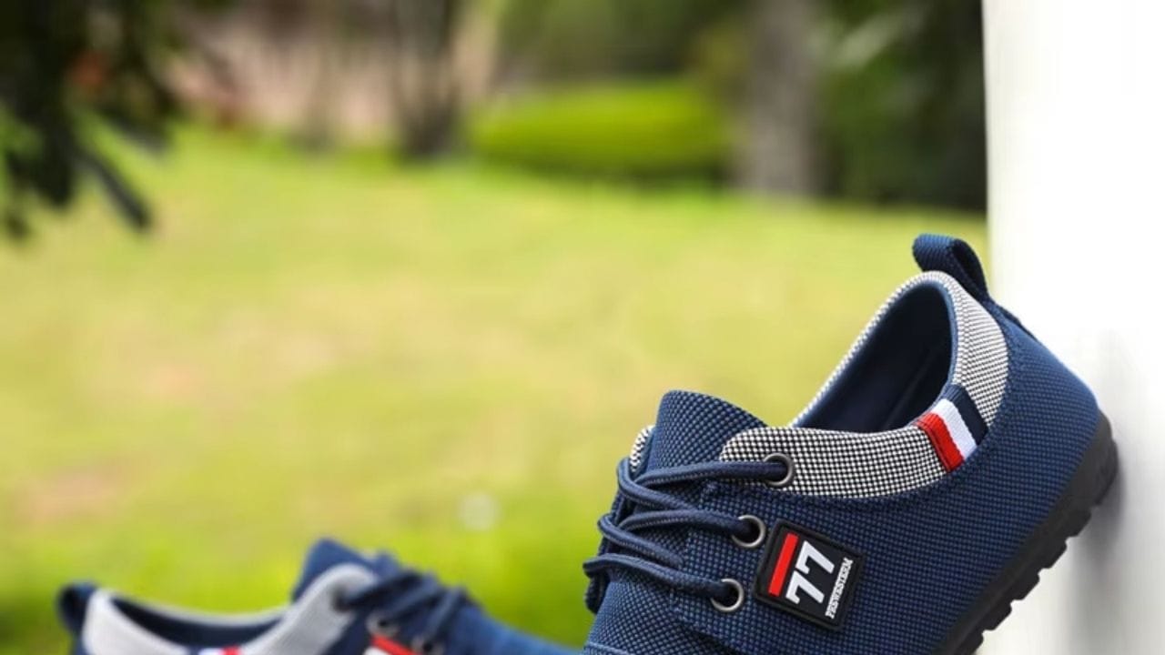 આ ઉપરાંત, આ પટ્ટાનો બીજો ઉપયોગ પણ છે. ઘણા લોકો બુટ ધોઈને સૂકવવા માટે આ પટ્ટાથી તેમને લટકાવી દે છે, જેથી બુટ ઝડપથી સૂકી જાય. કેટલીક કંપનીઓ આ પટ્ટાનો ઉપયોગ બ્રાન્ડિંગ માટે પણ કરે છે અને તેના પર પોતાની કંપનીનું નામ અથવા લોગો લખે છે.