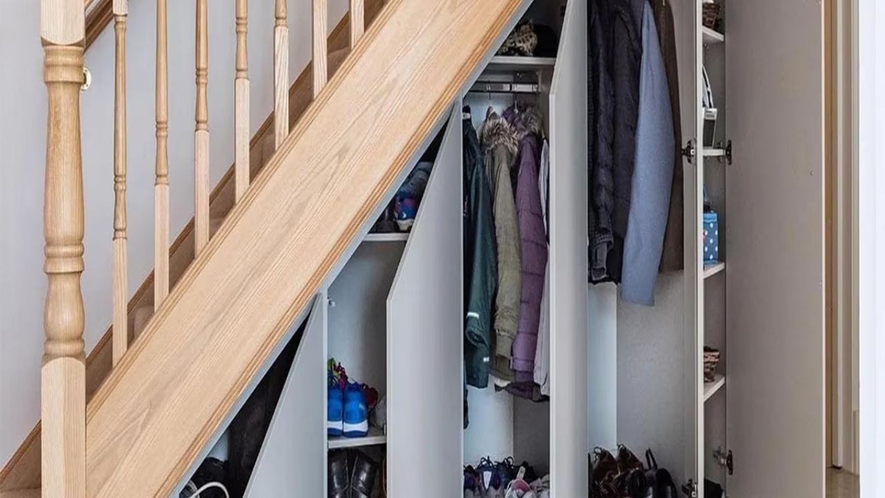 ઈશાન ખૂણો દેવતાઓની દિશા છે અને તે પાણીના તત્વ સાથે સંકળાયેલ છે. અહીં સીડી રાખવી એ એક મુખ્ય વાસ્તુ દોષ માનવામાં આવે છે. આનાથી સંતાન સુખનો અભાવ, માનસિક અશાંતિ થઈ શકે છે. ઉપાય: સીડી નીચે પાણી સંબંધિત વસ્તુઓ મૂકો, જેમ કે નાની માછલીનું માછલીઘર, હળવા સિરામિક વાસણોમાં છોડ, અથવા પાણીથી ભરેલી કાચની બોટલ. ઉત્તર-પૂર્વ દિશાને હળવી અને સ્વચ્છ રાખો. ભારે વસ્તુઓ રાખવાનું ટાળો.  (ફોટો ક્રેડિટ- સોશિયલ મીડિયા)