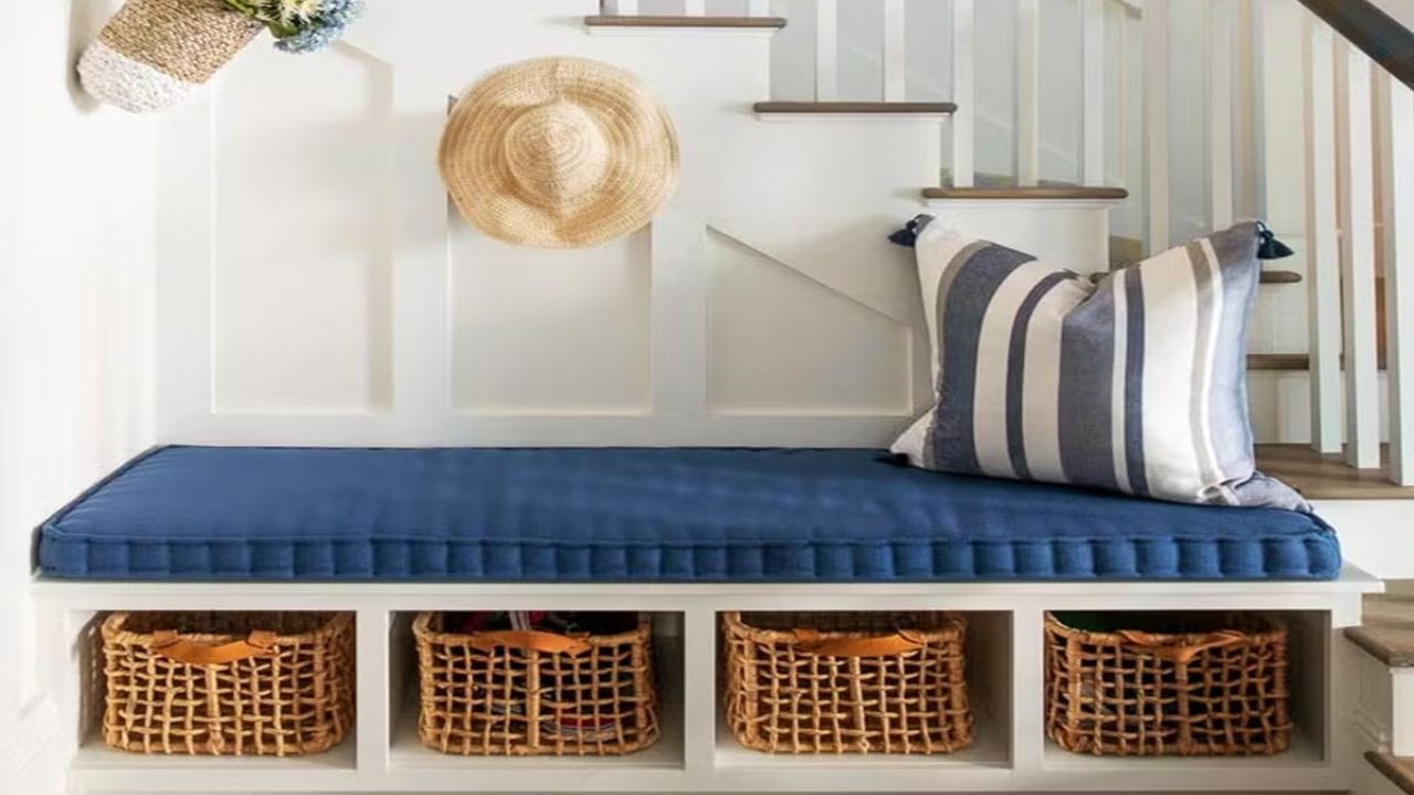  ઉત્તર અને પૂર્વ દિશાઓ પાણી અને વાયુ તત્વો સાથે સંકળાયેલી છે. અહીં સીડી રાખવી એ વાસ્તુ દોષ છે. આ પૈસાનો પ્રવાહ બંધ કરે છે અને સ્વાસ્થ્યને અસર કરે છે. ઉપાય: સીડી નીચે જગ્યા શક્ય તેટલી ખાલી રાખો. જો તમારે કંઈપણ મૂકવું જ હોય, તો નાના માછલીઘર, હળવા સિરામિક વાસણોમાં નાના છોડ અથવા હળવા પદાર્થો મૂકો. ભારે પદાર્થો રાખવાનું ટાળો. (ફોટો ક્રેડિટ- સોશિયલ મીડિયા)