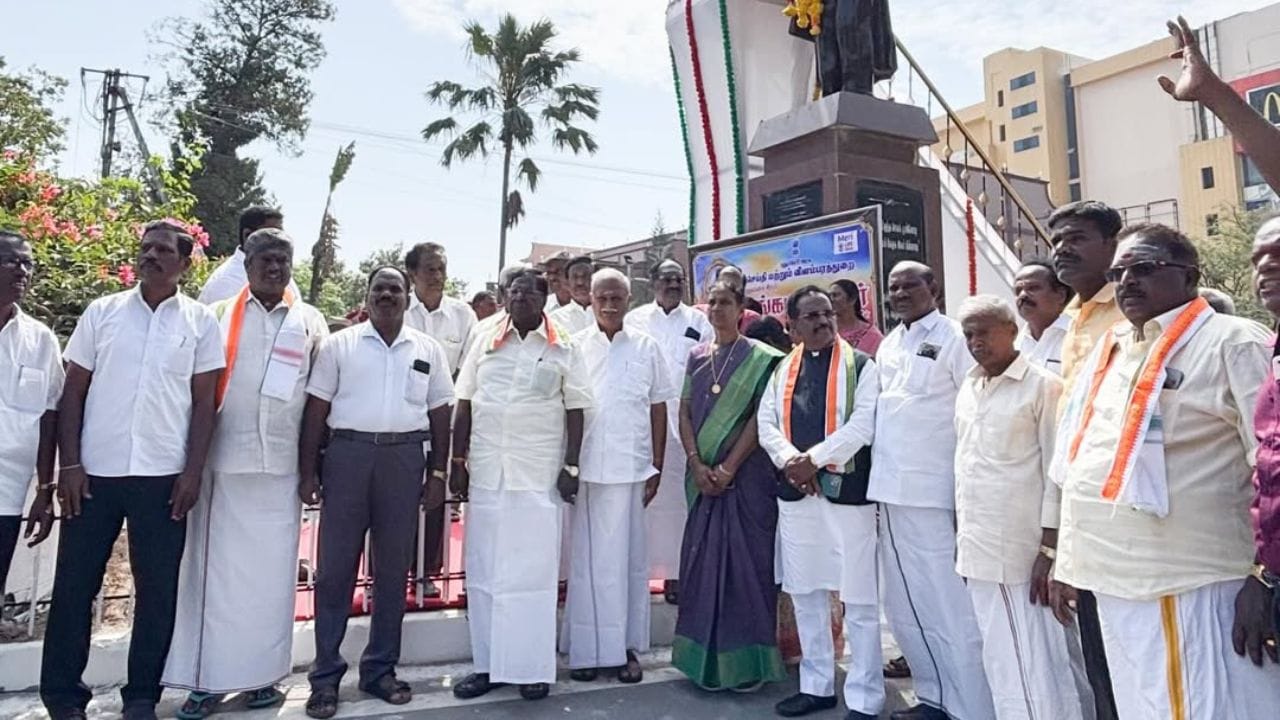 વેલુ નારાયણસામીનો જન્મ 30 મે 1947ના રોજ થયો છે. તે એક ભારતીય રાજકારણી છે જેમણે 2016 થી 2021 સુધી પુડુચેરીના 10મા મુખ્યમંત્રી તરીકે સેવા આપી હતી. તેઓ ભારતીય રાષ્ટ્રીય કોંગ્રેસના સભ્ય છે.