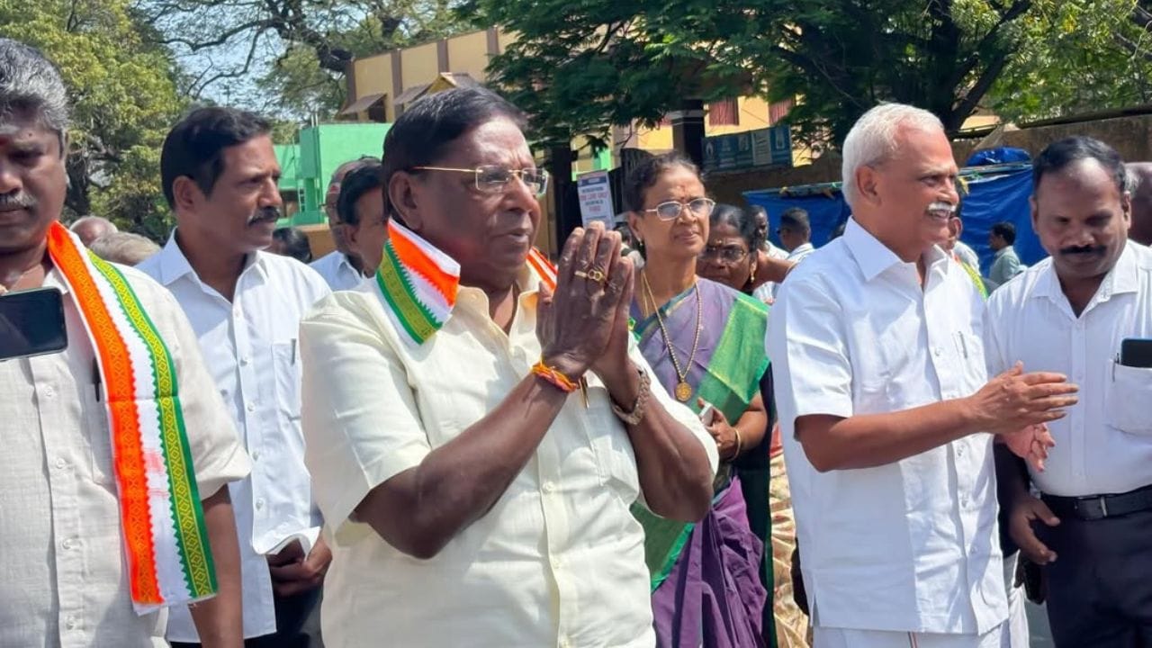 તેઓ પહેલા લોકસભામાં પુડુચેરીનું પ્રતિનિધિત્વ કરતા સંસદ સભ્ય તરીકે સેવા આપી હતી. તેમણે મનમોહન સિંહ સરકારમાં વડા પ્રધાન કાર્યાલયમાં કેન્દ્રીય રાજ્યમંત્રી તરીકે સેવા આપી હતી.