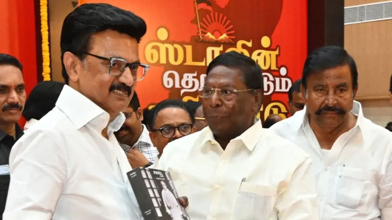 વી. નારાયણસામીનો જન્મ પોંડિચેરીમાં થયો હતો, તેઓ વેલુ અને ઈશ્વરીના પુત્ર હતા. તેમણે પોંડિચેરીની ટાગોર આર્ટ્સ કોલેજમાંથી બી.એ. કર્યું. ચેન્નાઈની મદ્રાસ લો કોલેજમાંથી બી.એલ. અને અન્નામલાઈ યુનિવર્સિટીમાંથી એમ.એલ. કર્યું.