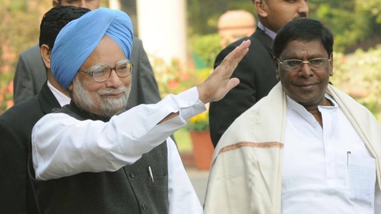 વી. નારાયણસામીએ રાજ્યસભાના સાંસદ તરીકે ત્રણ કાર્યકાળ સુધી સેવા આપી હતી અને 2009 થી 2014 સુધી પુડુચેરી મતવિસ્તારમાંથી લોકસભાના સભ્ય હતા. તેઓ મનમોહન સિંહની બીજી સરકારમાં વડા પ્રધાન કાર્યાલયમાં રાજ્યમંત્રી તેમજ પ્રથમ યુપીએ સરકારમાં સંસદીય બાબતોના રાજ્યમંત્રી હતા