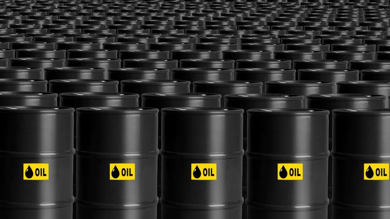 આ સાથે જ, સરકાર ઇથેનોલ બ્લેન્ડિંગ અને ઇલેક્ટ્રિક વાહનો પર ભાર આપી રહી છે, જેથી કાચા તેલના આયાત બિલમાં ઘટાડો કરી શકાય. બીજું કે, જ્યાં સુધી ભારત પોતાની ઊર્જા જરૂરિયાતો માટે વૈકલ્પિક રસ્તાઓ સંપૂર્ણપણે તૈયાર નહીં કરી લે, ત્યાં સુધી વિદેશી તેલ આપણી મજબૂરી બની રહેશે.