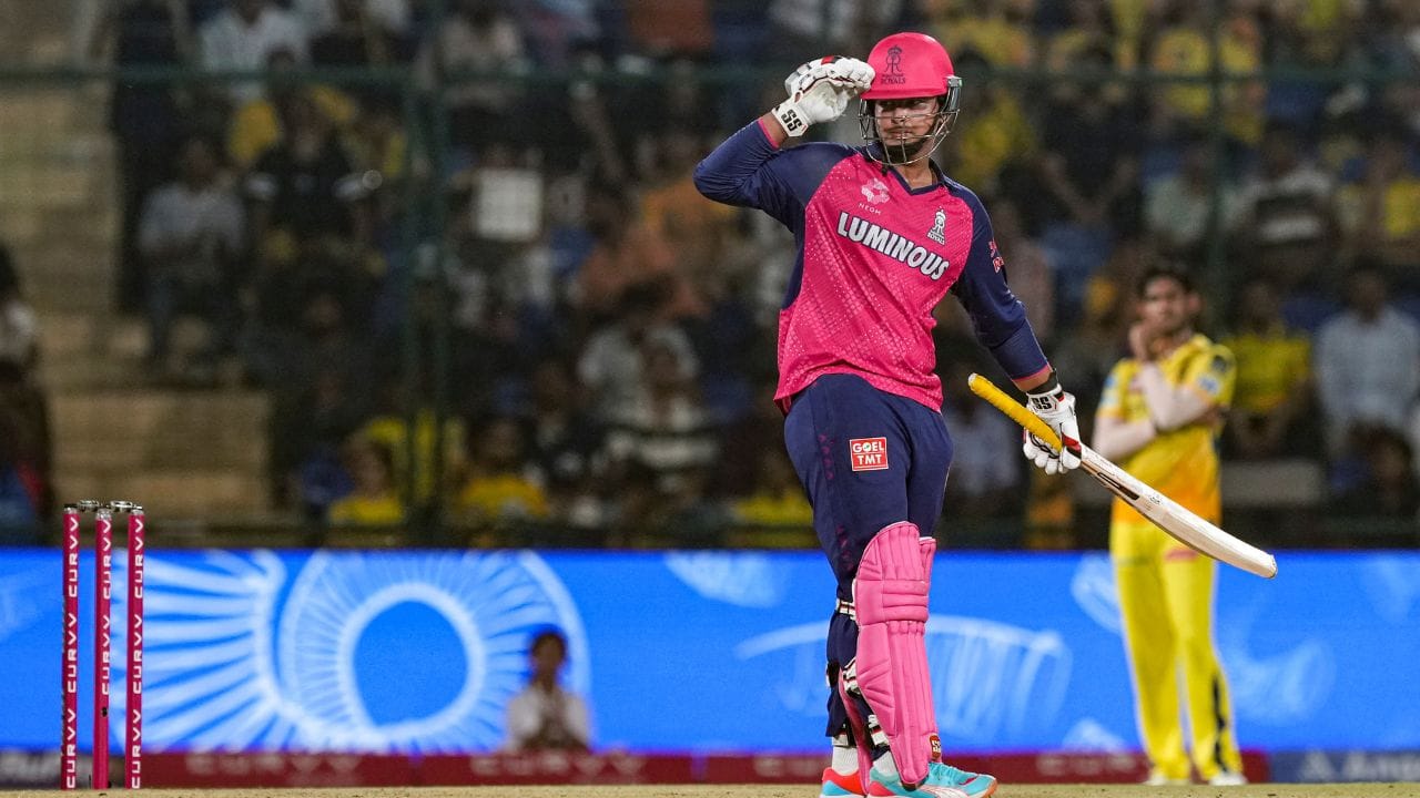 14 વર્ષના વૈભવ સૂર્યવંશીનું પ્રદર્શન આઈપીએલમાં શાનદાર જોવા મળ્યું હતુ. વૈભવ સૂર્યવંશીને આઈપીએલ 2026 માટે કુલ 1.10 કરોડ રુપિયા મળે છે.આઈપીએલ મેગા ઓક્શનમાં 13 વર્ષની ઉંમરે રાજસ્થાન રોયલ્સે તેને મુળ કિંમતમાં રિટેન કર્યો હતો.