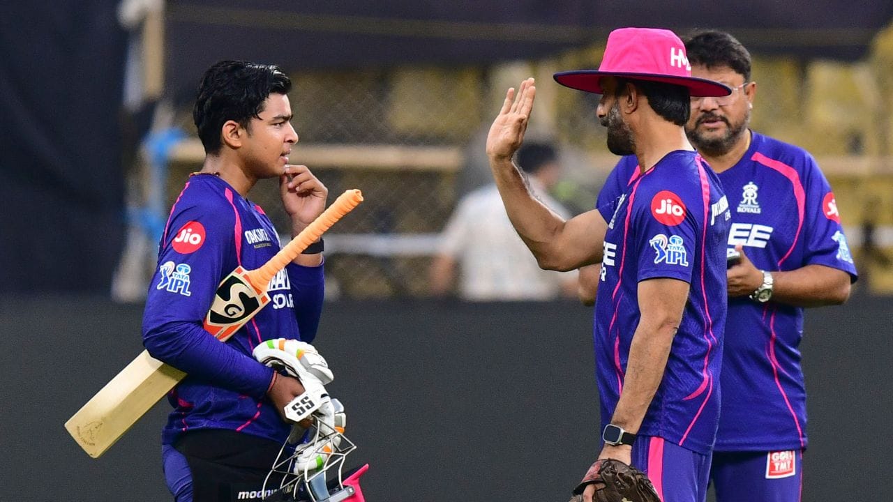 આઈપીએલમાં કમાણી સિવાય વૈભવ સૂર્યવંશીને બીસીસીઆઈ તરફથી મોટી રકમ મળે છે. અંડર 19 સ્તરના નિયમ અનુસાર પ્રતિ મેચ માટે 20,000 રુપિયા મળે છે.ખિતાબ જીતવા પર પણ ઈનામ મળે છે. રણજી ટ્રોફીમાં પણ સારી એવી રકમ મળે છે.