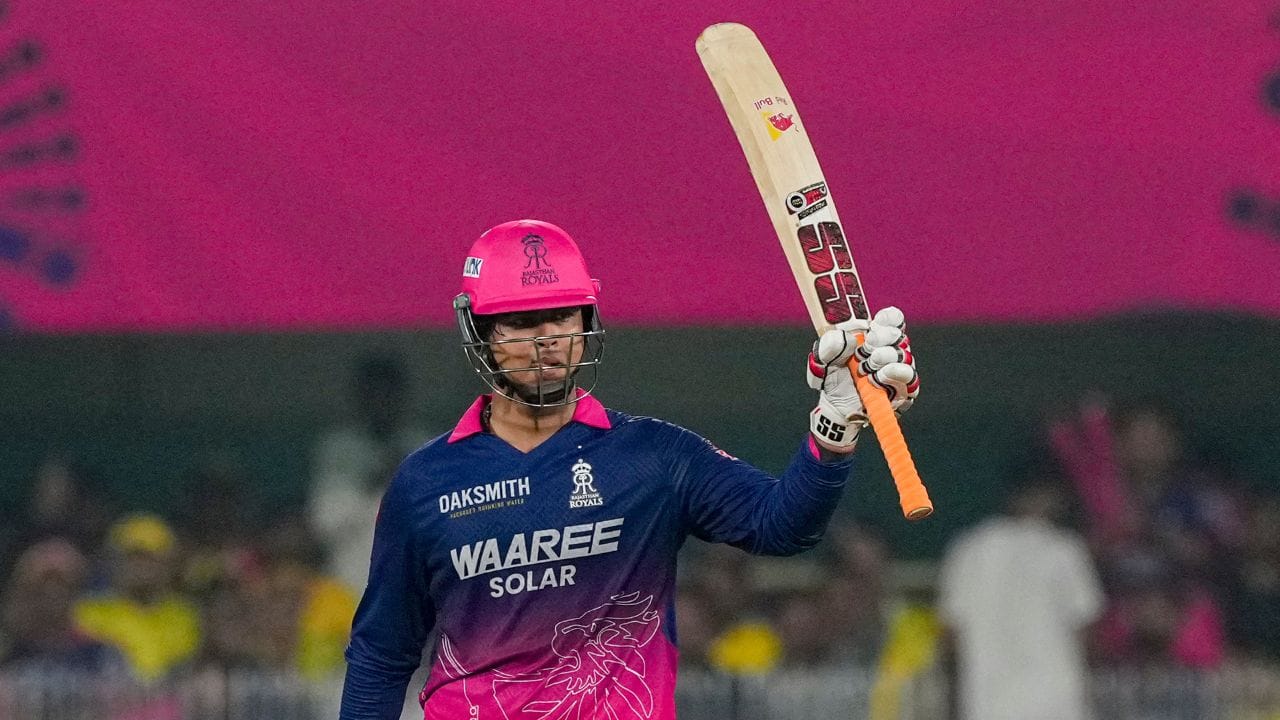 વૈભવ સૂર્યવંશીએ રાહુલ દ્રવિડ અને કુમાર સંગાકારા જેવા બેટ્સમેનોએ તેમની સમગ્ર IPL કારકિર્દીમાં જે છગ્ગા ફટકાર્યા છે તેના કરતાં માત્ર આઠ મેચમાં વધુ છગ્ગા ફટકાર્યા છે. તેની કુલ T20 કારકિર્દીમાં, તેણે અત્યાર સુધીમાં 19 મેચ રમી છે, જેમાં 67 છગ્ગા ફટકાર્યા છે. વૈભવ સૂર્યવંશી IPL 2026 માં તેનો 100મો T20 છગ્ગો ફટકારી શકે છે. (Photo credit-PTI)